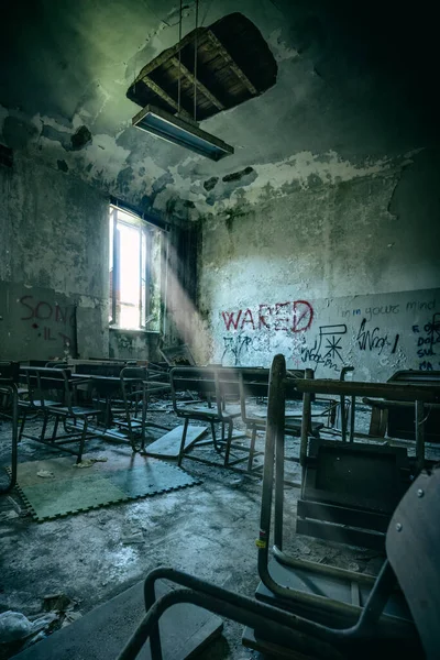 Decaying Vandalised Interior School Classroom — Stock Photo, Image