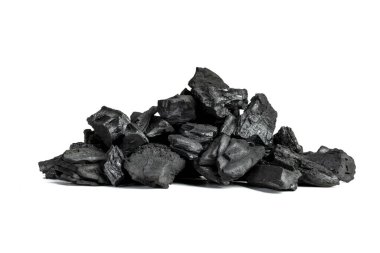 Beyaz arkaplanda kömür parçaları