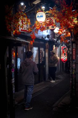 TOKYO / JAPAN - 19 Kasım 2023: Golden Gai ara sokağında gece hayatı.