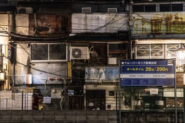 TOKYO / JAPAN - 19 Kasım 2023: özellikle kabukicho sokağındaki harap binalar, shinjuku .