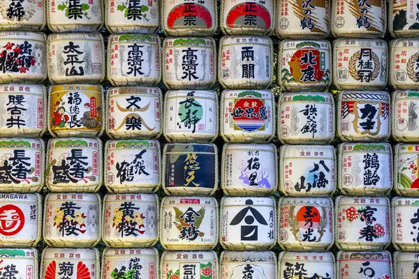 Meiji-Jingu tapınağında sake fıçıları.