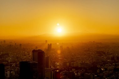 Gün batımında Tokyo şehri manzarası, arka planda Fuji dağı