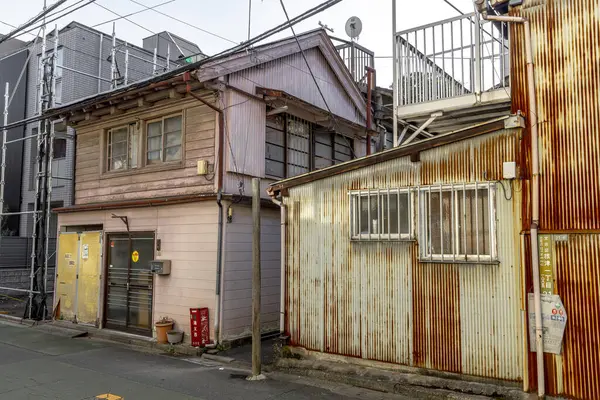 Tokyo Daki Eski Harap Bir Bina — Stok fotoğraf