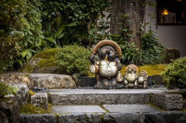 Kyoto bahçesinde geleneksel Japon rakunu heykeli