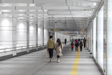 TOKYO / JAPAN - 19 Kasım 2023: şehir merkezinde bir metro manzarası