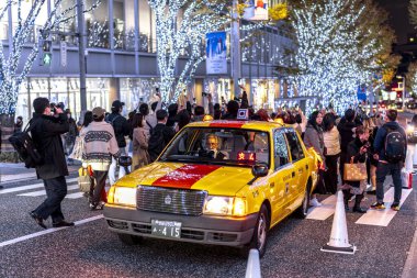 TOKYO / JAPAN - 21 Kasım 2023: Roppongi bölgesinde Noel ışıklarını fotoğraflayan kalabalık