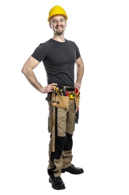 Şeffaf bir arka planda izole edilmiş aletleri ve kaskı olan neşeli erkek inşaat işçisi.