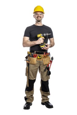 Şeffaf bir arka planda kaskı ve alet kemeri olan neşeli bir erkek inşaat işçisi.