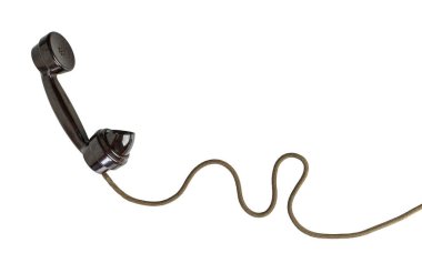 Beyaz arka planda izole edilmiş sarmal kablosu olan klasik siyah telefon alıcısı