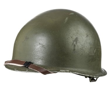 Eski bir askeri miğferin yakın çekimi, askeri geçmişin göstergesi, beyaz bir arkaplanda izole edilmiş.