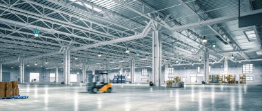 Geniş açılı geniş, iyi aydınlatılmış forklift ile hareket bulanıklığı olan bir depo. 3d hazırlayıcı