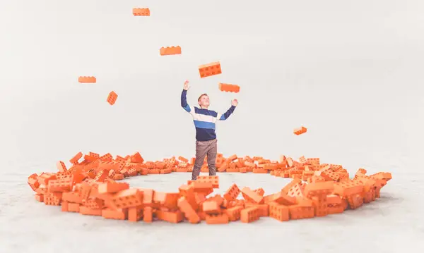 Glücklicher Junge Sieht Spielzeugsteine Der Luft Umgeben Von Einem Kreis lizenzfreie Stockbilder