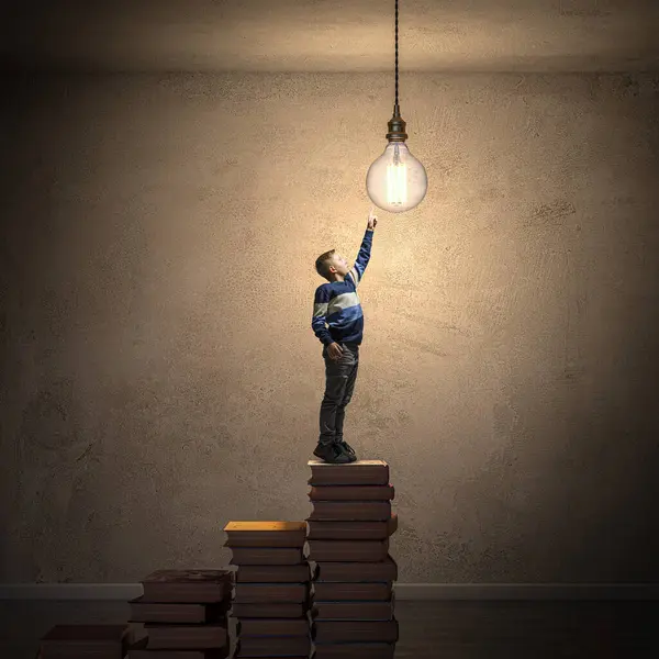 Jongen Klimt Een Ladder Van Boeken Reikt Naar Een Gloeilamp Stockafbeelding
