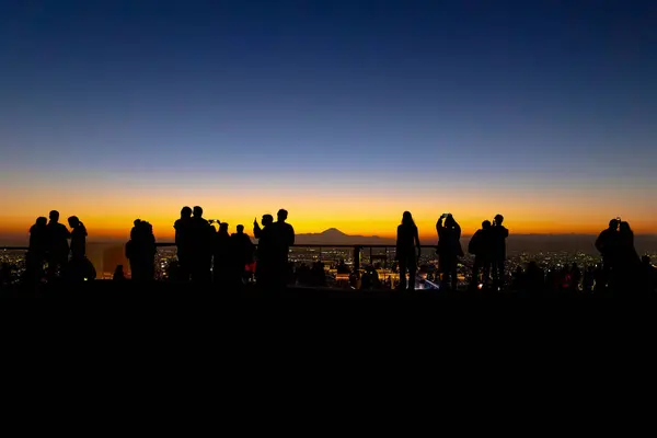 Siluety Lidí Proti Zářícímu Západu Slunce Fuji Hora Pozadí Royalty Free Stock Fotografie