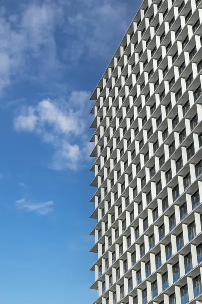 Geometrisk Fasad Modern Byggnad Med Klarblå Himmel Bakgrund Royaltyfria Stockfoton