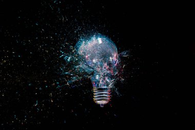 Yüksek hızlı ampul patlayan cam, siyah arkaplanı parçalıyor.