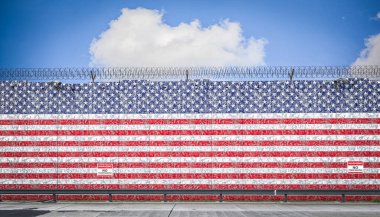 Dikenli teller Amerikan bayrak duvarını koruyor. İzinsiz giriş yok.