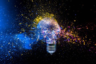 Ampul patlaması renkli toz, yenilikçi yaratıcı konsept