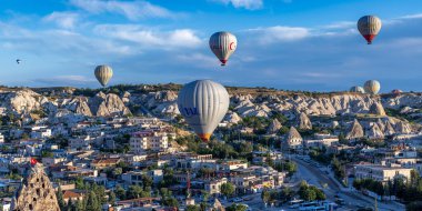 GOREME / TURKEY - 27 Haziran 2022: Kapadokya üzerinde uçan renkli sıcak hava balonları