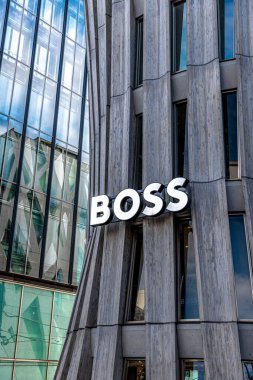 TOKYO / JAPAN - 21 Kasım 2023: patron tabelasıyla beton bina cephesi