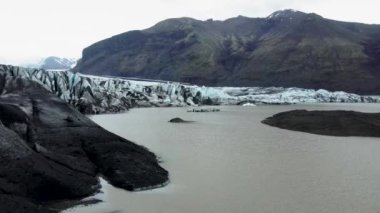 Vatnajokull buzul bulutlu gökyüzü altında İzlanda arka planı