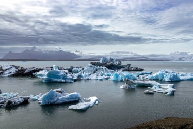 Buzdağları, okulsarlon buzul gölleri, dağ bulutlu gökyüzü İzlanda.