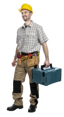 Güvenlik kaskı takan gülümseyen inşaat işçisi. izole