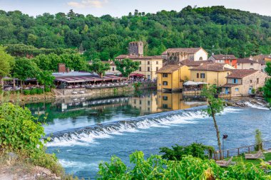 Borghetto sul Mincio, İtalya mincio nehri boyunca uzanan renkli evleri gösteriyor.