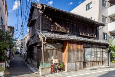 Japonya 'nın geleneksel yıpranmış minka evi caddesi
