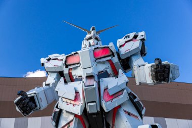 Dev Gundam robotu Oodaiba, Tokyo, Japonya 'da mavi gökyüzüne karşı dimdik ayakta duruyor.