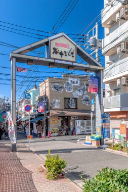 Nakamise alışveriş caddesi Kawasaki Daishi Tapınağı 'na açılıyor.
