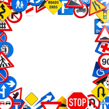 Boş bir çerçeve oluşturan çeşitli yol işaretleri izole edilmiş 3d