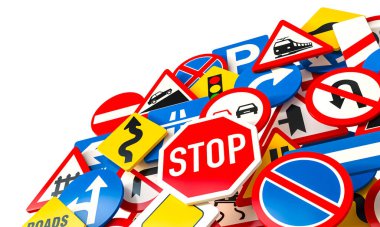 Beyaz arkaplan üzerinde üst üste binen farklı yol işaretleri