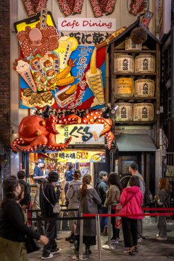 Dotonbori 'deki takoyaki restoranı, osaka, gece, büyük kırmızı ahtapot 