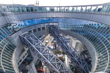 Osaka 'daki Umeda gökyüzü binasından panoramik manzaranın keyfini çıkaran turistler