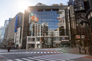 Güneş ışığı Shinjuku, Tokyo ve Japonya 'daki modern cam binaya yansıyor.