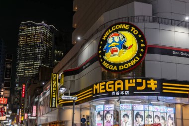 Mega don quijote mağazası Shibuya, Tokyo 'daki müşterileri çekiyor.