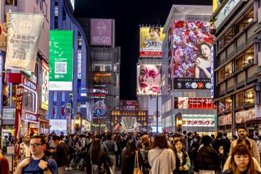 Shinsaibashi 'de kalabalık bir cadde, osaka, japan