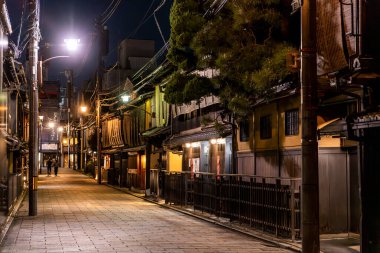Geleneksel Japon ahşap evleri, Legion Shinbashi, Kyoto 'da, geceleri.