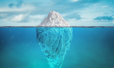 Büyük buzdağı okyanusun altında 3D sularda gizli derinlikte yüzüyor.