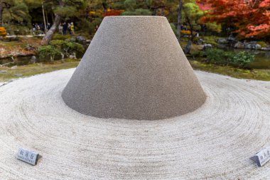 Zen bahçesindeki konik kum heykeli Ginkaku-ji Kyoto