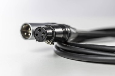 Beyaz arkaplan üzerinde ses aygıtlarını bağlayan Xlr kablosu