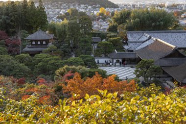 Ginkaku ji gümüş pavyon ve sonbaharda parlayan bahçeler