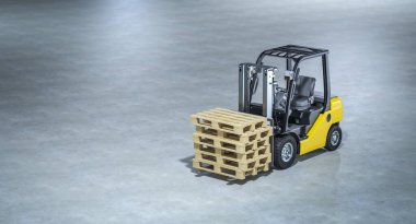 Forklift, deponun arka planında istiflenmiş tahta paletler taşıyor.