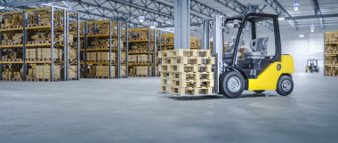 Forklift büyük dağıtım deposunda ahşap paletler taşıyor.