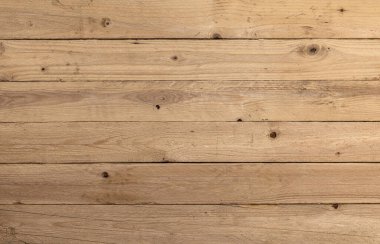 Yatay ahşap döşemeler kırsal ve dokulu bir zemin oluşturuyor.