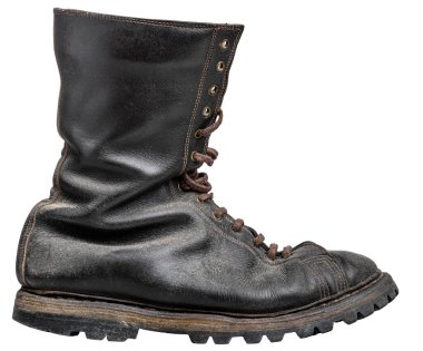 Eski, yıpranmış ve yıpranmış siyah deri bot.