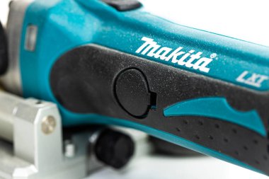 Makita açılı öğütücü kullanımdan sonra toz ve aşınmayı gösterir