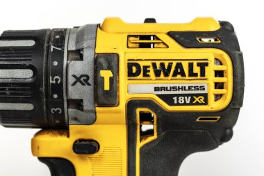 Dewalt 18v xr fırçasız matkap çekiç ayarlarını ve hız kontrolünü gösteriyor