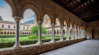 Monreale Katedrali Manastırı kemerleri, sütunları ve bahçeleri gösteriyor